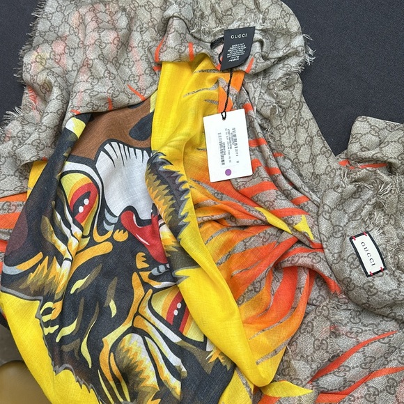 Gucci // Y2K Vintage Monogram Red Tiger shawl/ scarf - Picture 8 of 14